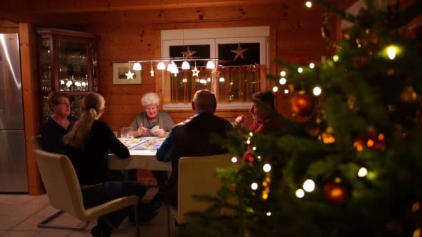 famille à la table de Noël 