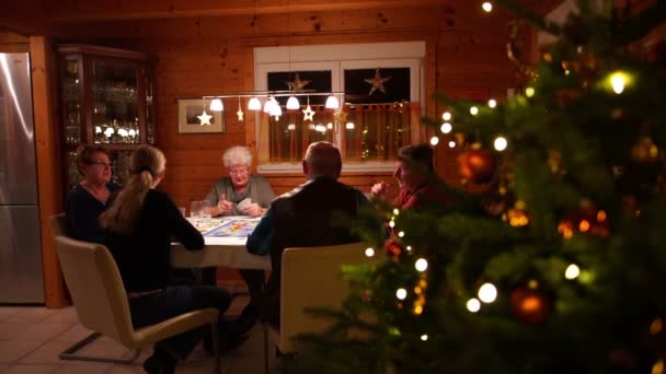 Familie aan tafel voor kerst — Stockvideo