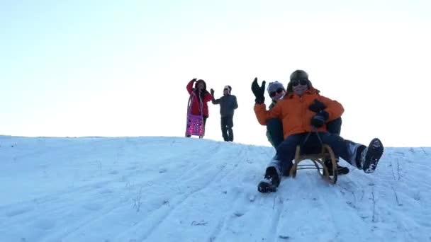 Seniors s'amuser en glissant avec traîneau — Video