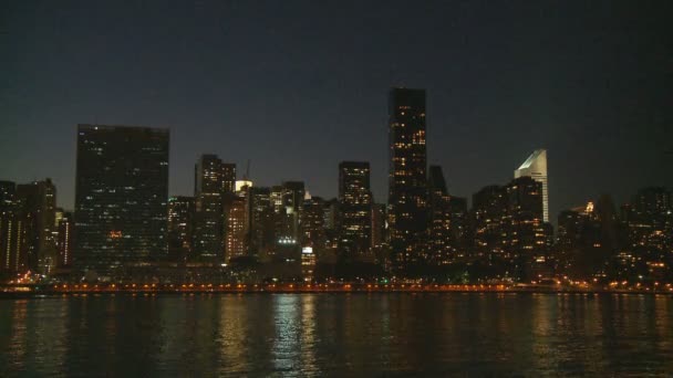 Manhattan wolkenkrabbers nachts — Stockvideo