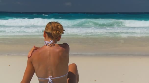 Mujer en la playa de arena — Vídeos de Stock