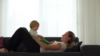 Anne ile bebek evlat kanepede