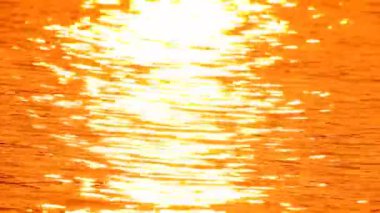 Suya yansıtan güneş  