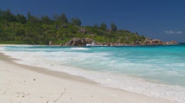 kumlu plaj çok dokunaklı dalgalar 