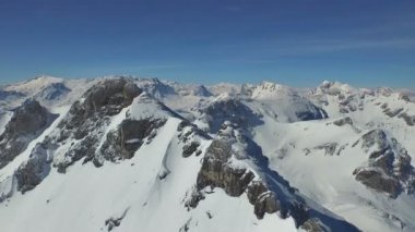 karlı dağ zirveleri