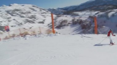 boş yamacında kadın kayakçı