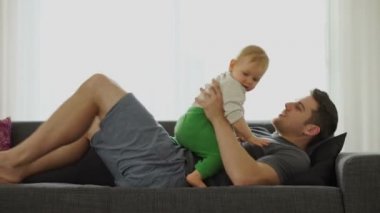 Baba ve bebek evlat kanepede