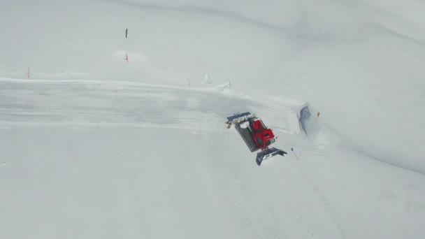 Antenne der Pistenraupe auf Skipiste — Stockvideo