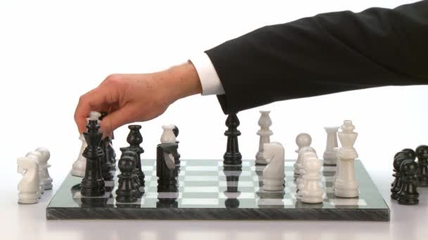 Бизнесмен играет в шахматы — стоковое видео