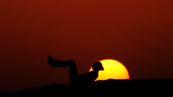 Silhouet van de vrouw het beoefenen van yoga — Stockvideo