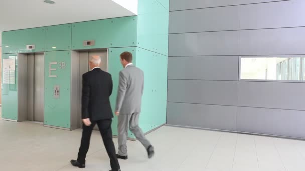 Two businessmen using elevator — Stock Video