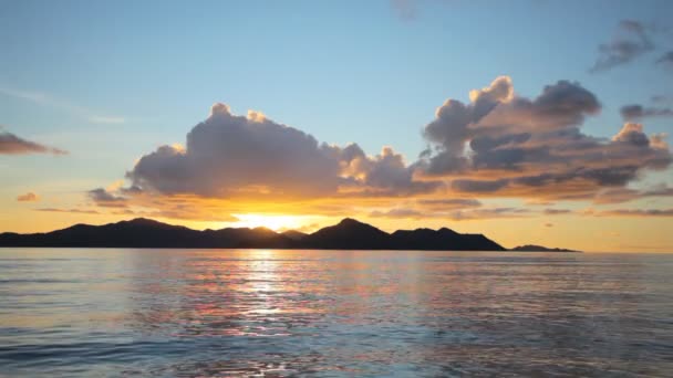 Coucher de soleil derrière les nuages — Video