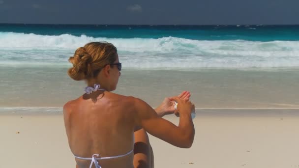 Mulher na praia arenosa — Vídeo de Stock