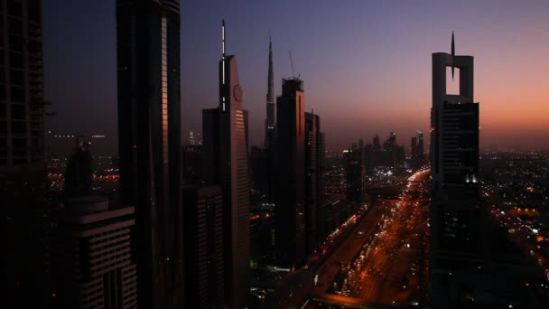 Tráfico en dubai después del atardecer . — Vídeo de stock