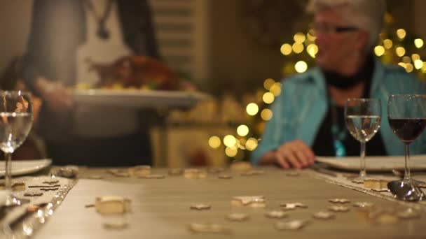 Familie aan tafel voor kerst — Stockvideo