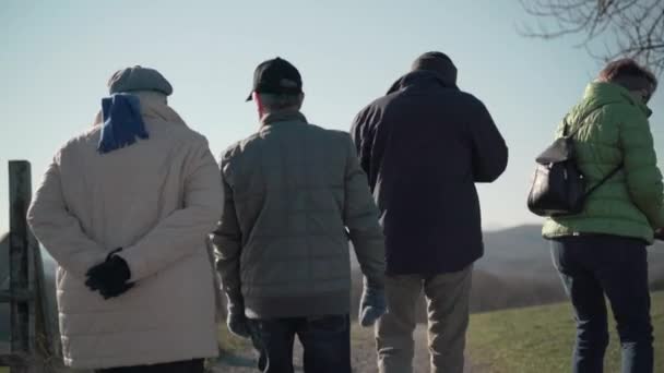 Personnes âgées marchant en plein air — Video