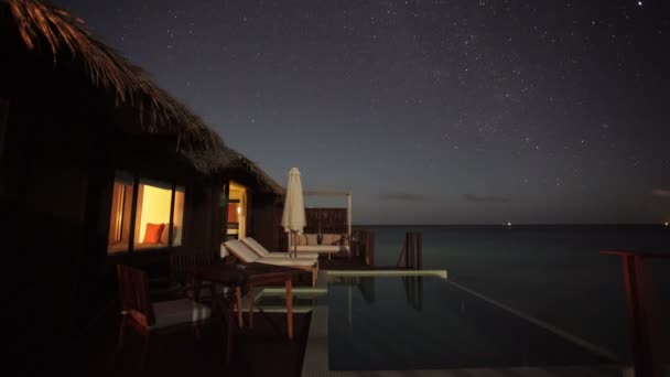 Estrellas moviéndose en la playa tropical — Vídeo de stock