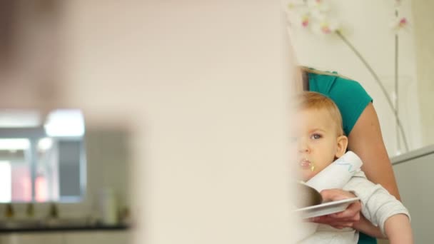 Bebê filho comer — Vídeo de Stock