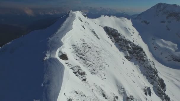 Besneeuwde bergtoppen — Stockvideo