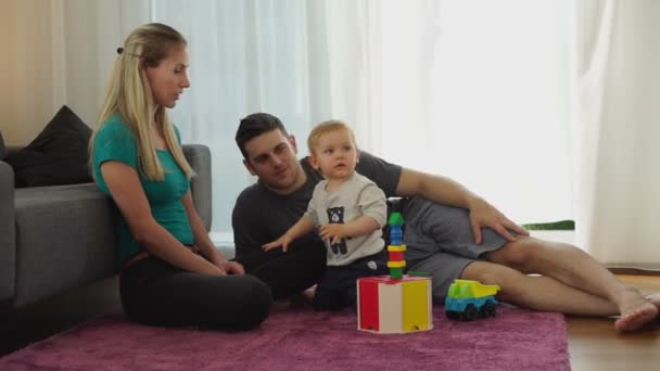 Familia joven relajarse en la sala de estar — Vídeo de stock