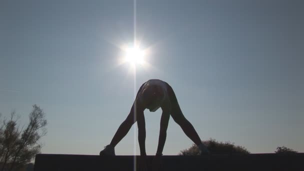 Güneş önünde uzanan kadın — Stok video