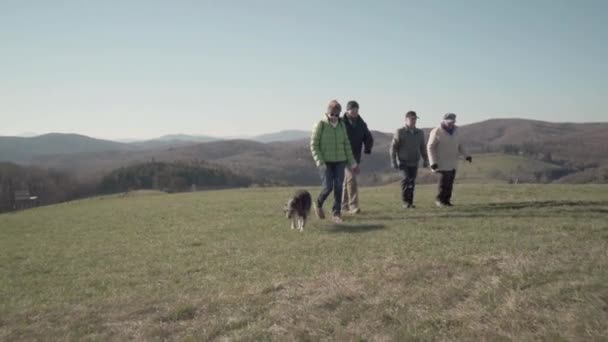 Personnes âgées marchant en plein air — Video