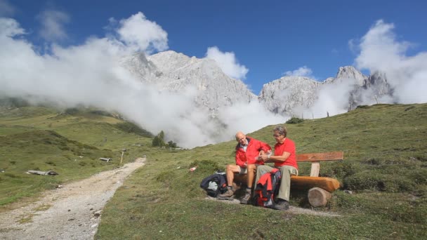 Senior hiking couple — Stock Video