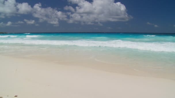 Praia de areia na ilha — Vídeo de Stock