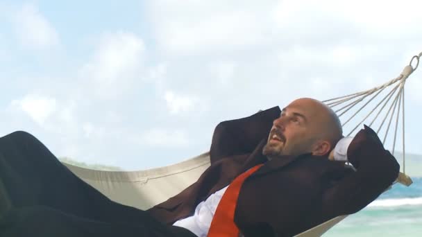 Jeune homme d'affaires relaxant dans l'hamac — Video