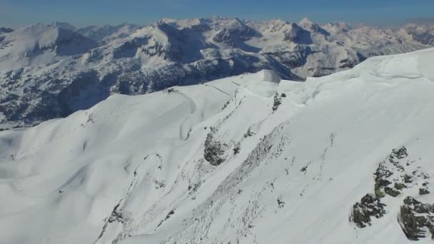 Picchi di montagna innevati — Video Stock