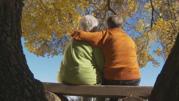 Senioren terugblik op camera — Stockvideo