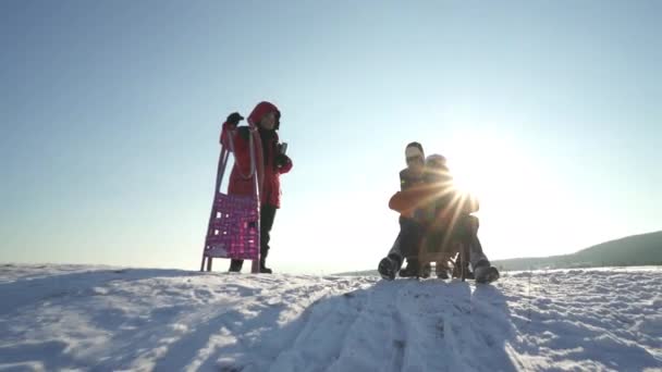 Persone anziane divertirsi scivolando con slitta — Video Stock