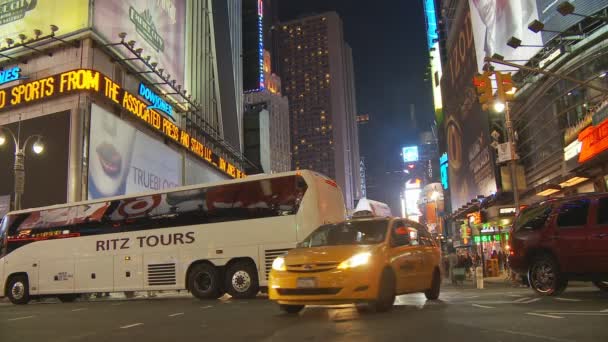 Rushhour en la noche en las calles en Manhattan — Vídeos de Stock