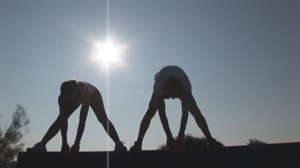 Stretching samen op heuvel — Stockvideo