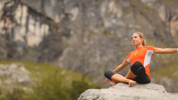 Woman practicing yoga on rock — Stock Video