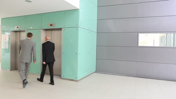 Mulher pegando elevador — Vídeo de Stock