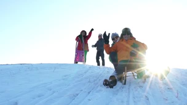 Persone anziane divertirsi scivolando con slitta — Video Stock