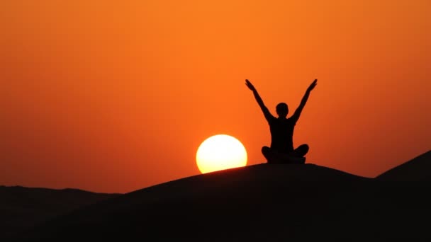 Silhouet van de vrouw het beoefenen van yoga — Stockvideo