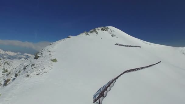 Schneebedeckte Berggipfel — Stockvideo