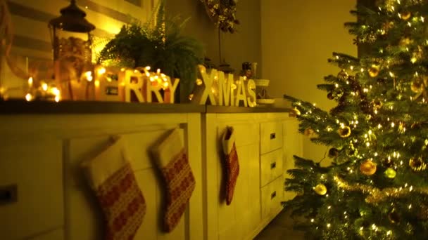 Weihnachtlich dekoriertes Interieur — Stockvideo