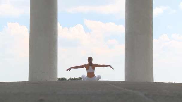 Mujer practicando yoga — Vídeo de stock