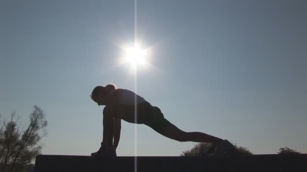 Mulher exercendo em lunge — Vídeo de Stock