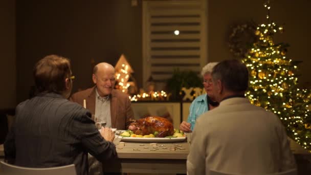 Familie aan tafel voor kerst — Stockvideo