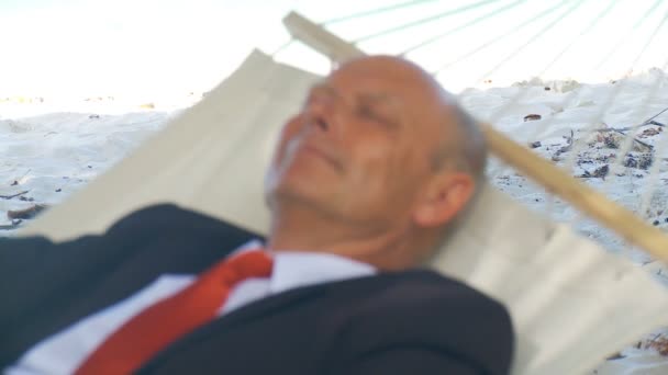 Менеджер спит в гамаке — стоковое видео