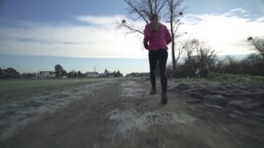 karlı yolda çalışan kadın