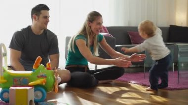 Genç aile oturma odasında rahatlatıcı 