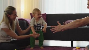 Genç aile oturma odasında rahatlatıcı 