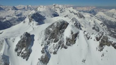 karlı dağ zirveleri