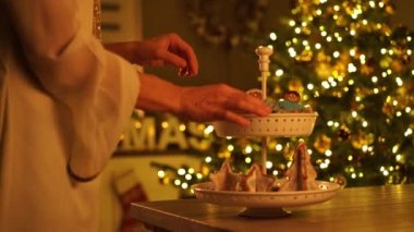 Kadın Noel kurabiyeleri düzenlenmesi