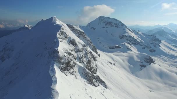雪に覆われた山々 の峰 — ストック動画